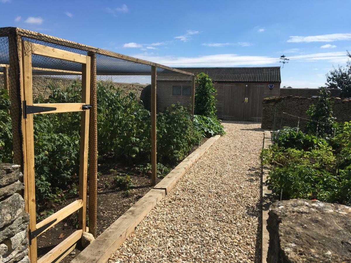 לינה וארוחת בוקר סירנססטר Field End House Strawberry Lane Meysey Hampton מראה חיצוני תמונה